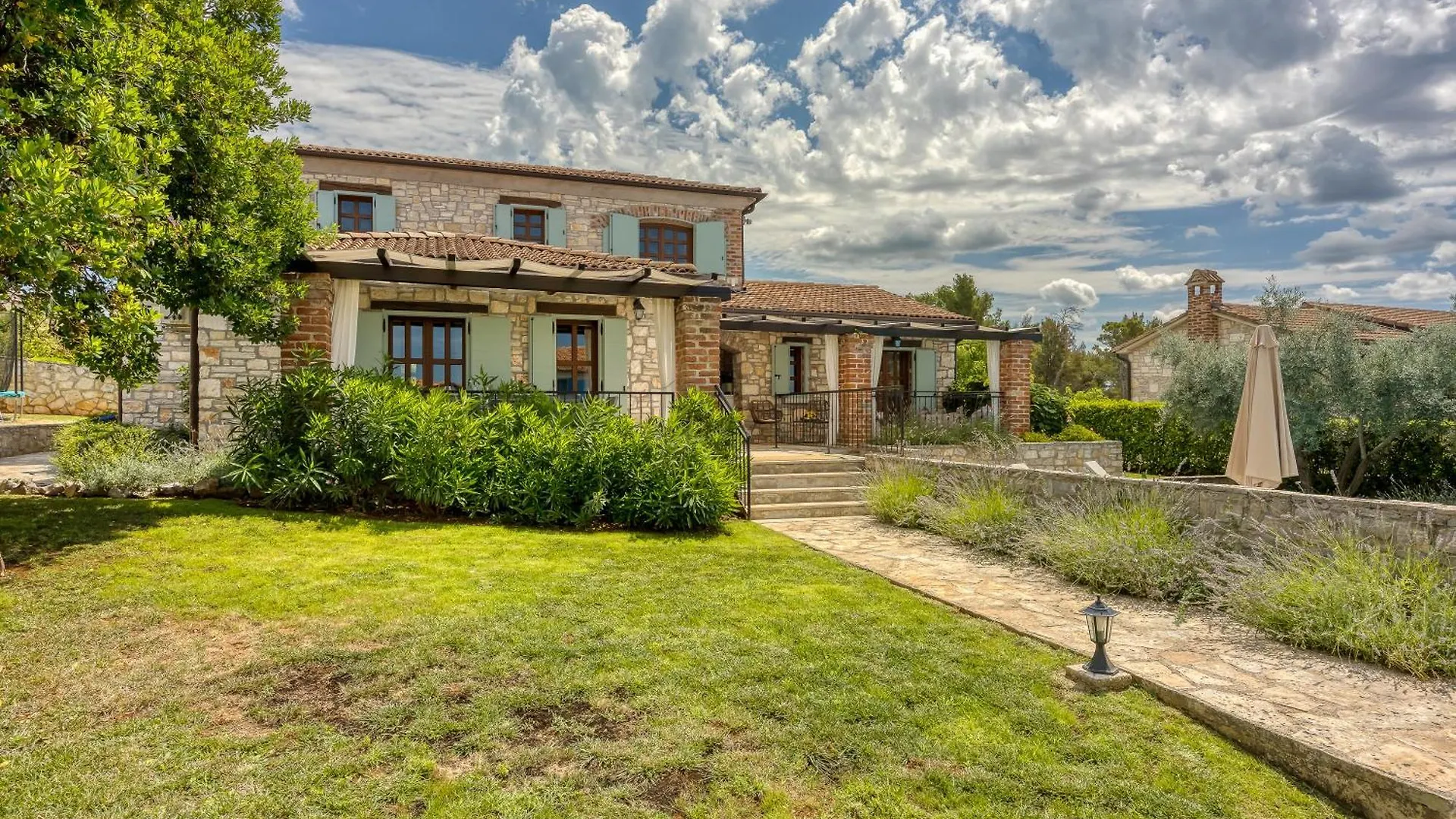 Villa Vila Aryana With Pool - Happy Rentals Sveti Lovrec Pazenaticki