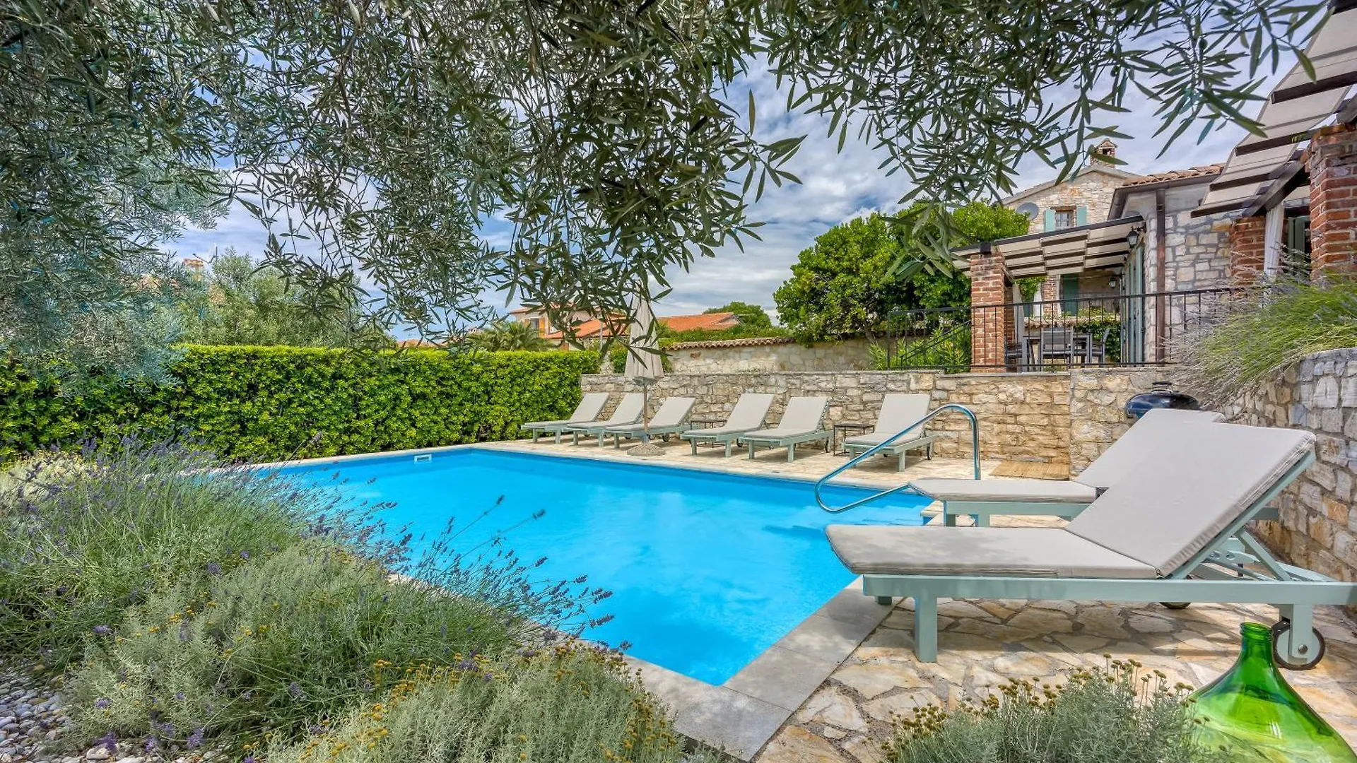 Vila Aryana With Pool - Happy Rentals location