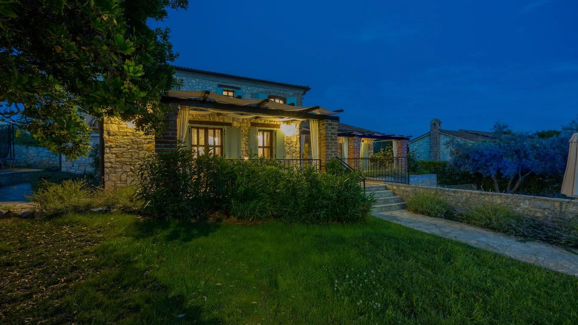 Villa Vila Aryana With Pool - Happy Rentals Sveti Lovrec Pazenaticki